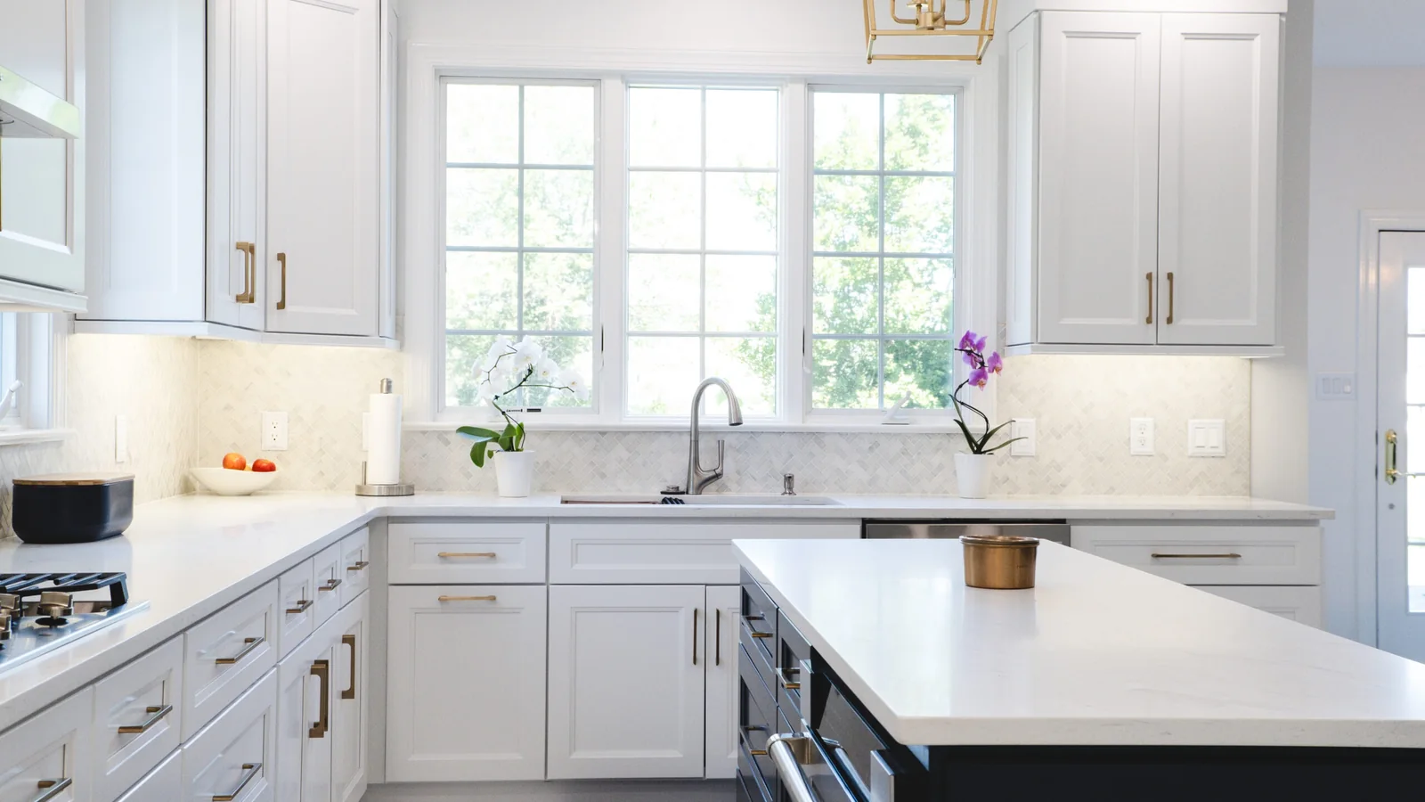 Finished kitchen with coordinated white wall and base cabinet boxes
